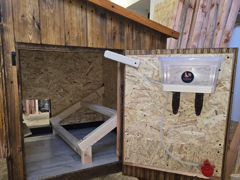 Detail kurníku pro 6 slepic – dvířka, kování a technika zblízka