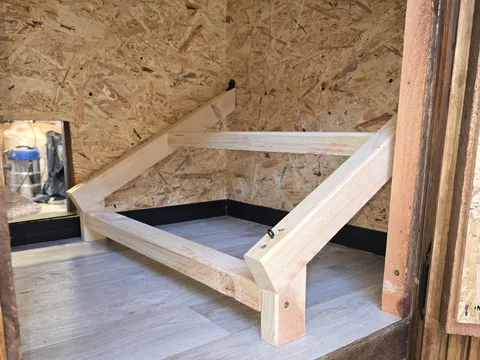 Interiér kurníku pro 6 slepic – podlaha, hřady a snáškové boxy