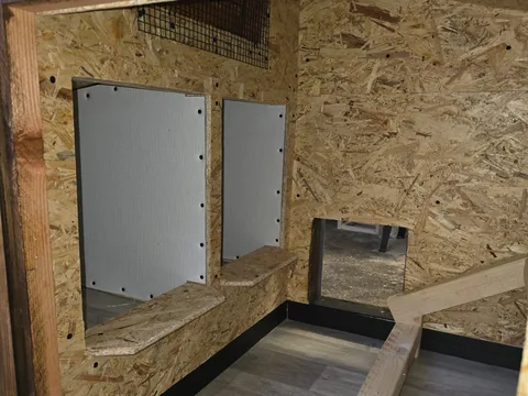 Interiér kurníku pro 6 slepic – podlaha, hřady a snáškové boxy