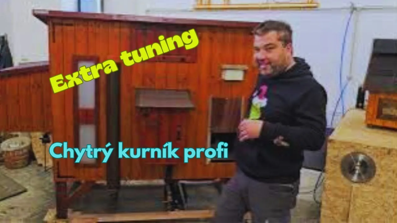 Obálka videa – dřevěný chytrý kurník s výbavou Extra tuning v dílně